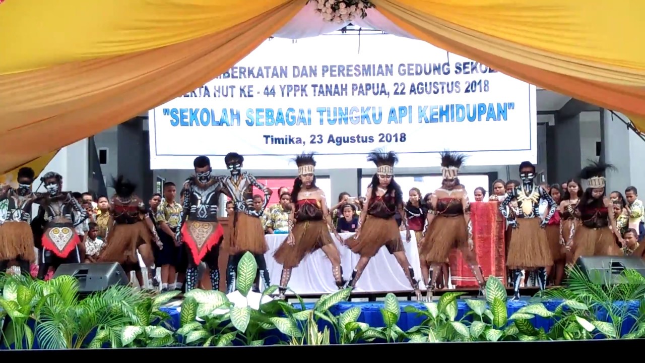 TARI PENOBATAN KEPALA SUKU PAPUA