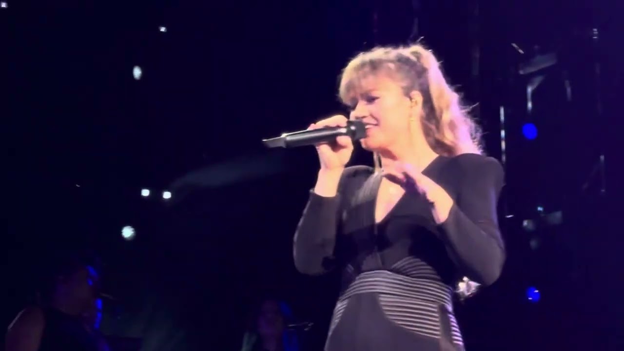 Kelly Clarkson performs Mine in Atlantic City, NJ on 5/10/24.