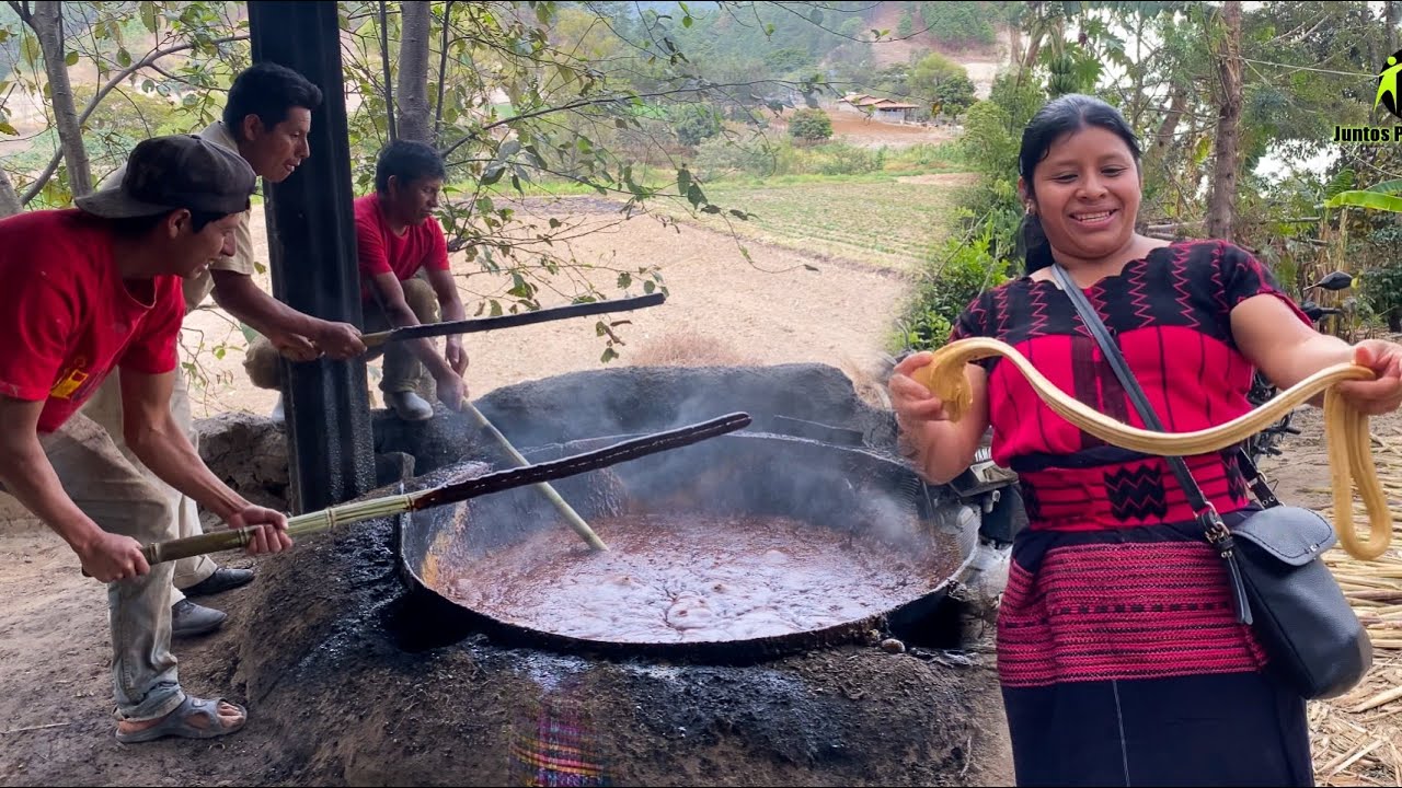 Elaboracion De La Panela Y Melcocha Artesanal  En Guatemala