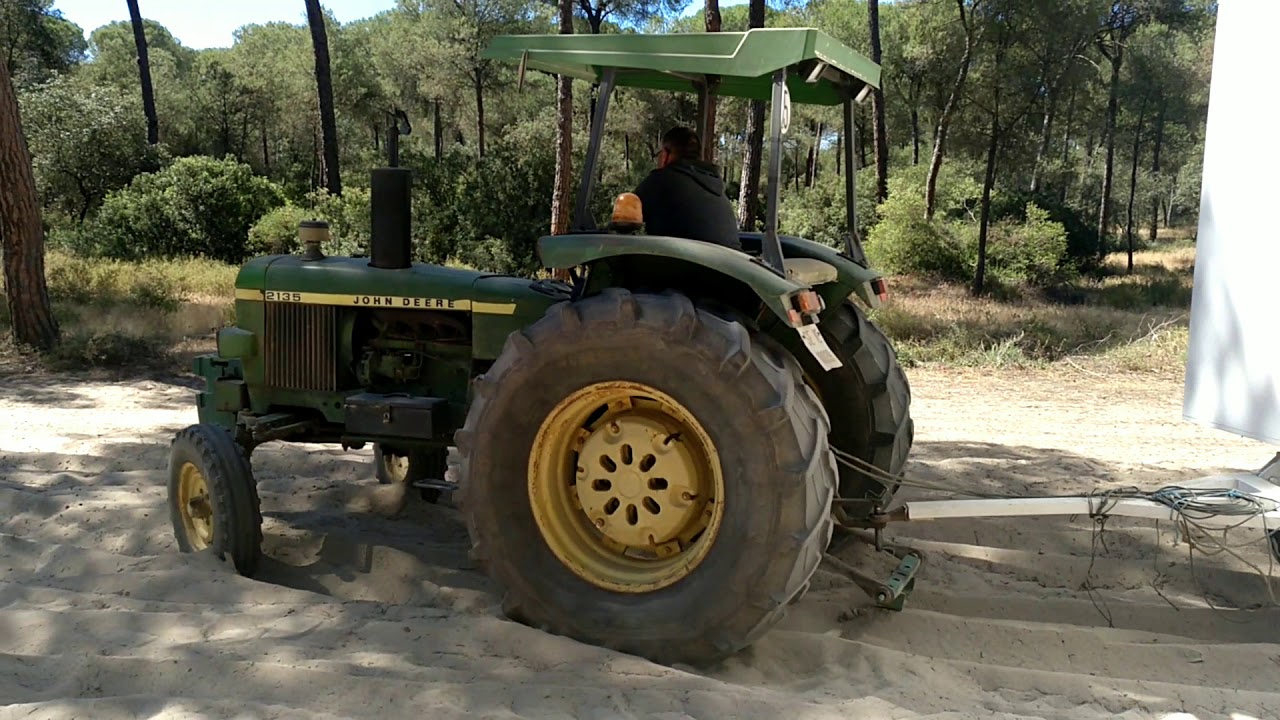 John Deere 2135 en un banco de arena Rocío 2019
