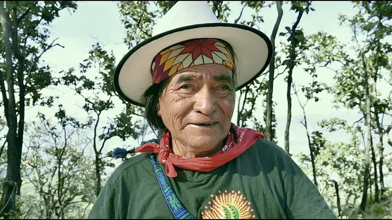 Don Alfonso – Yuitiakame Xicaweri with a message on his work, while praying