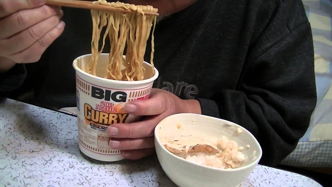 ［一人deごはん］ニッシン「カップヌードルカレーBIG」＆目玉焼き丼