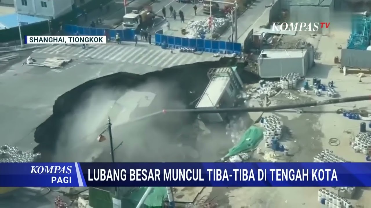 Momen Peristiwa Sinkhole Raksasa Muncul di Shanghai China, Telan Badan Jalan