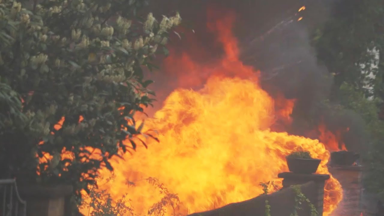 Fahrzeug-/Carportbrand weitet sich auf Wohnhaus aus