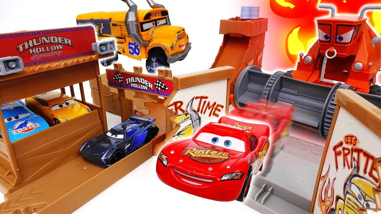 What is Wrong With The Track? Disney Cars, Prank of A Ghost - ToyMart TV