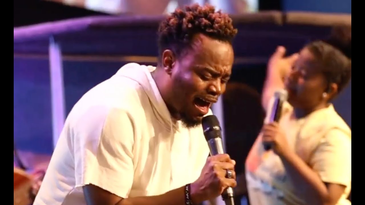 Travis Greene - Amazing God Worship Medley (THE KING IS HERE)