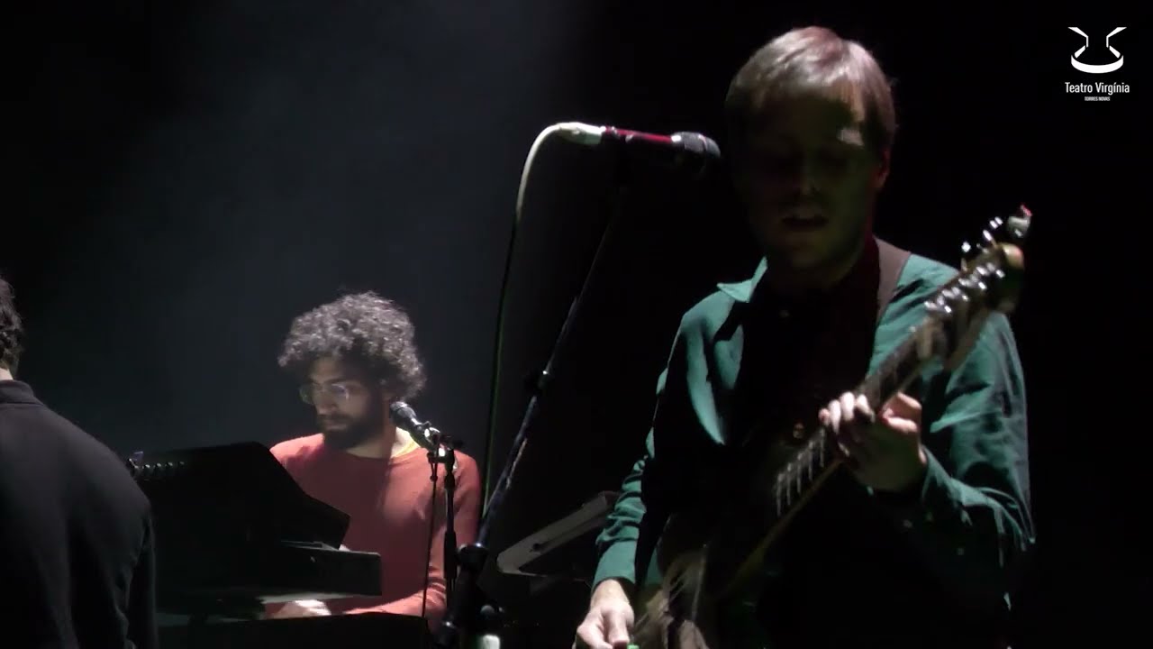 Capitão Fausto ao vivo no Teatro Virgínia