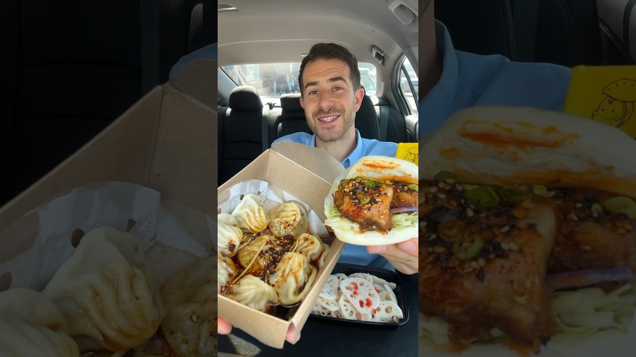 Паровые пельмени с соусом чили