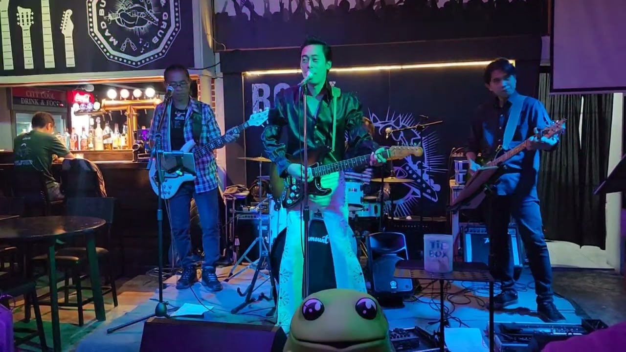 Suspicious Minds [Elvis Presley] cover by Elvich [Live @Mad Bulldog Pub & Grub BKK]