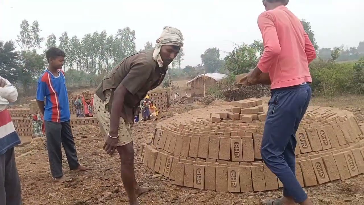 देखिए गोल भटठा कैसे लगाते | मुर्गी खाद से ईंट पकाया गया