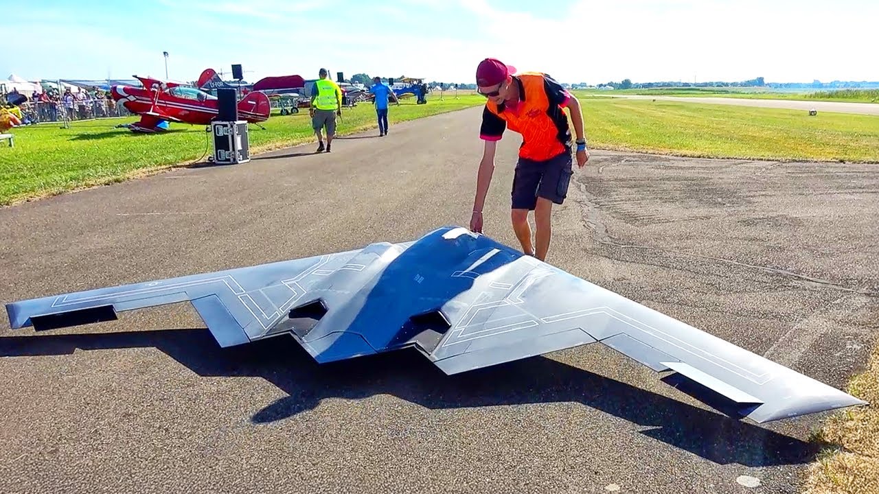 GIANT B-2 SPIRIT STEALTH BOMBER RC TURBINE JET FLIGHT DEMONSTRATION