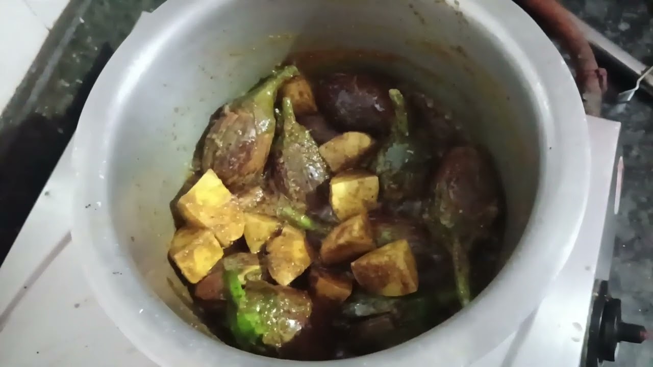 गावरान पद्धतीने काळा मसाल्याचा वांग बटाटा बोंबील टाकून#Marathi#झणझणीत 😋😋