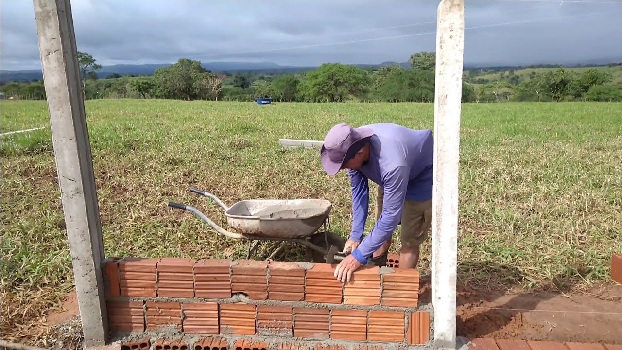 Iniciando a alvenaria do muro, avanços na obra!