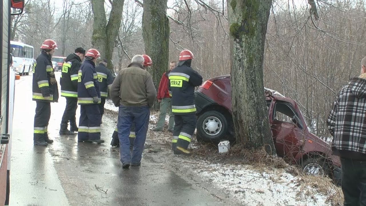 Volkswagen owinął się wokół drzewa. Kierowca nie żyje[video]