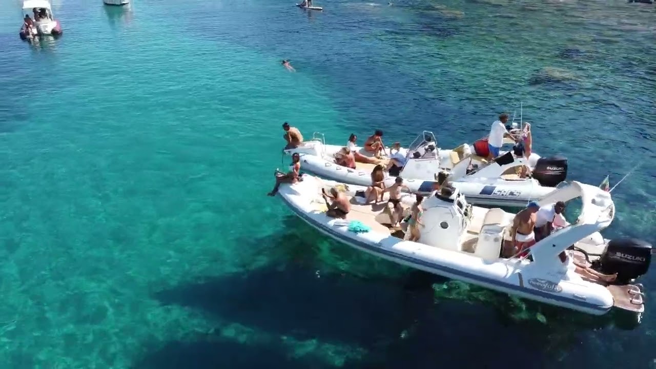 Escursioni in gommone nel blu della Sardegna