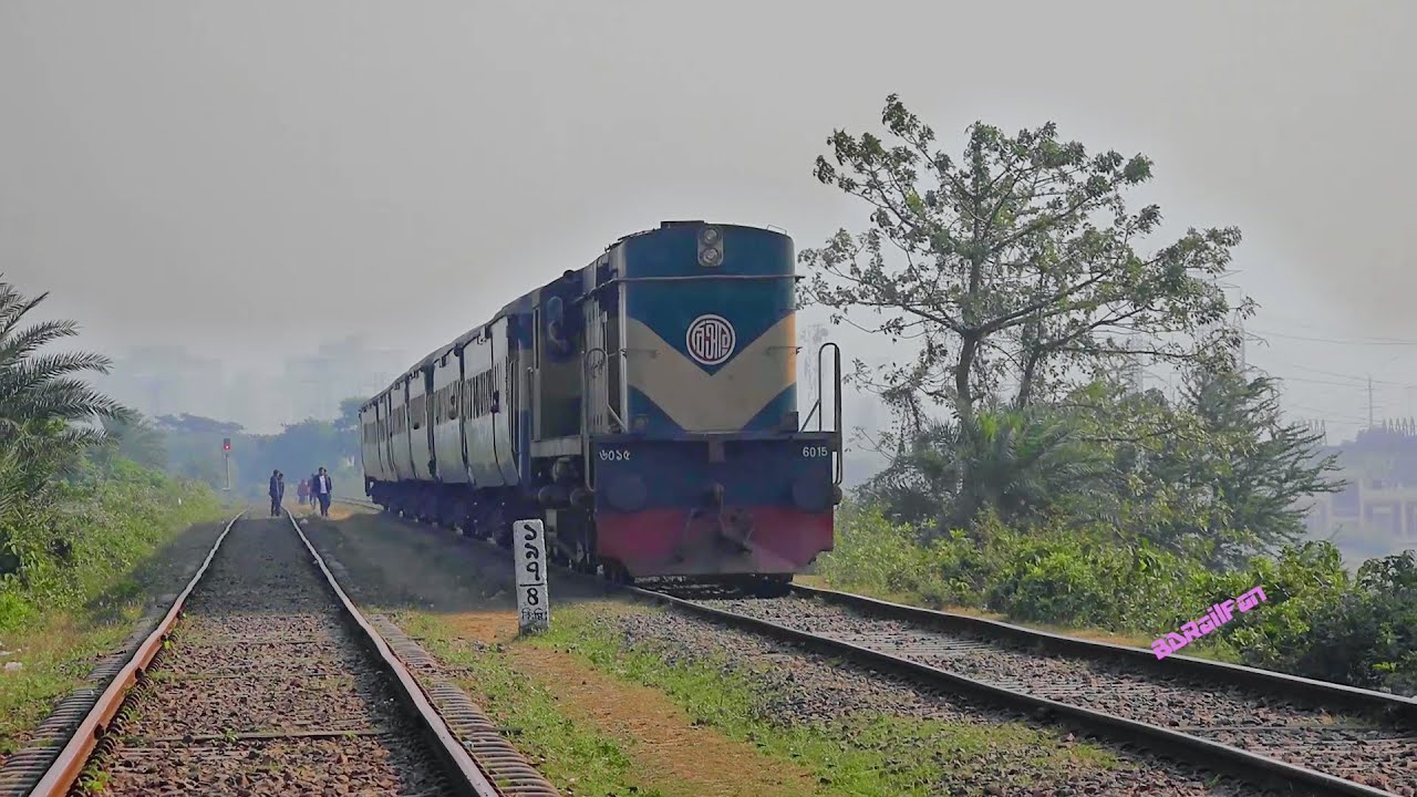 Madhumoti Express Train crossing Most oldest Rail Bridge || British made Harding Bridge