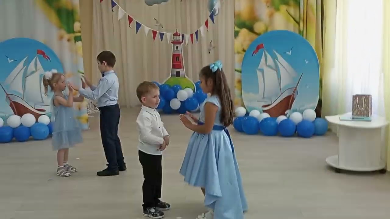 сегодня в нашем зале станцуем с малышами