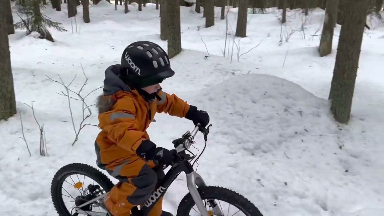 Woom 4 Off riding on a snow trail in Finland