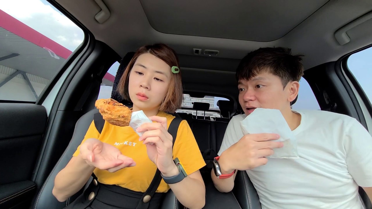 跟老婆在車上吃Costco新品蒜辣炸雞...比麥當勞便宜？