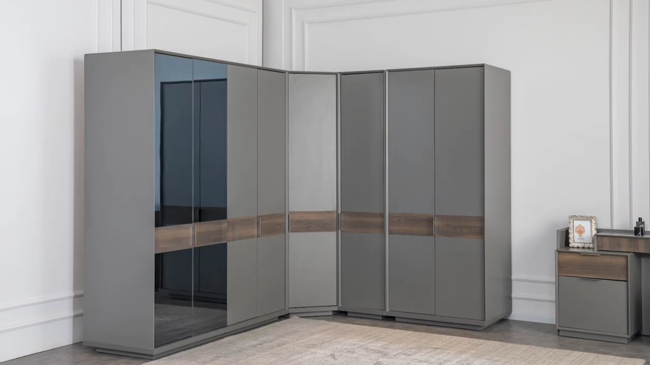 Mångsidigt skåp – naturliga toner och enkel design för en hemtrevlig och organiserad känsla.