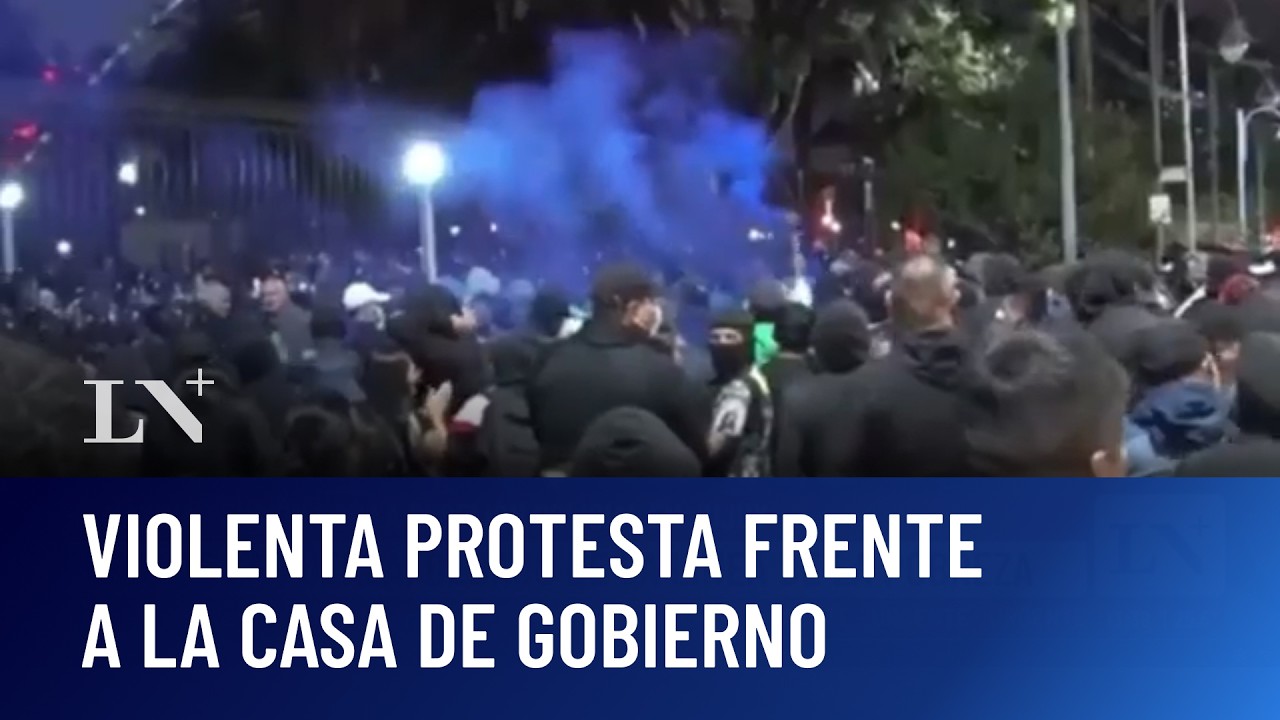 Rebelión policial en Jujuy: violenta protesta frente a la Casa de Gobierno