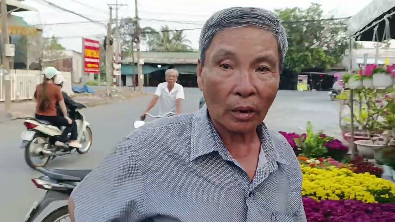 Chợ hoa Vàm Cống chiều 21 Tết.
