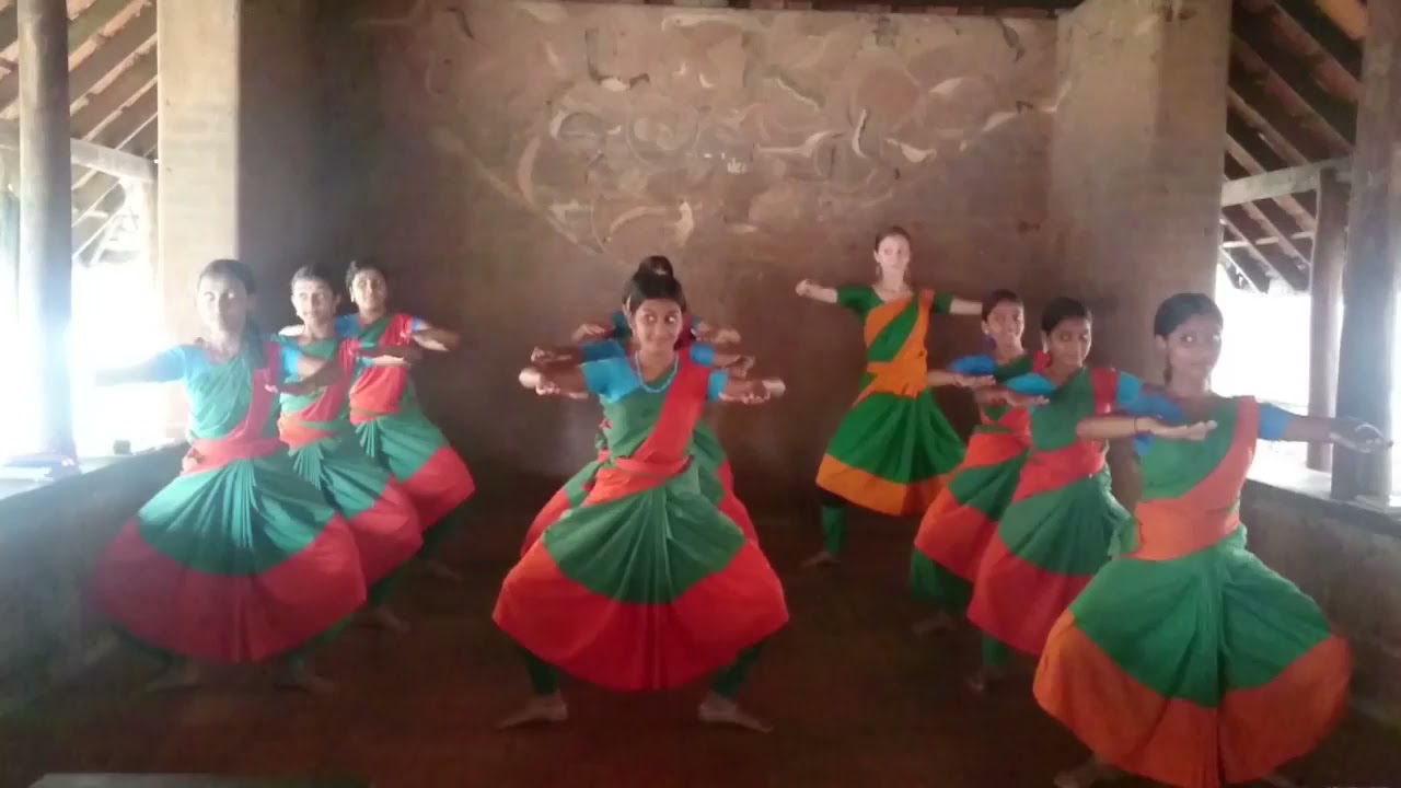 Swami Varnam in Mohiniyattam, old video form a Kalamandalam Kalari practice