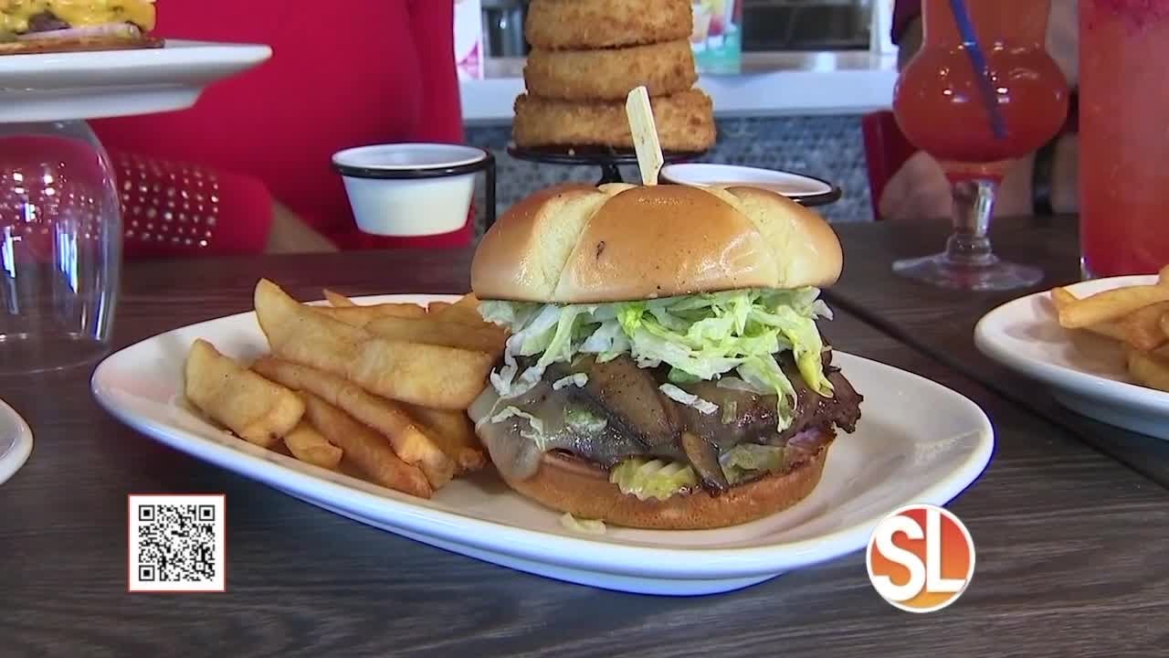 Празднование Национального месяца гамбургеров в Red Robin