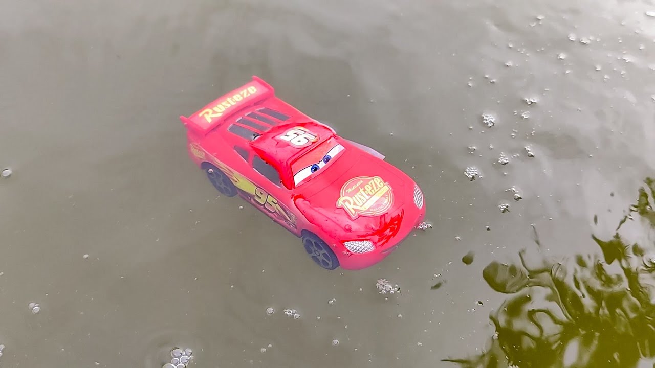 Mencari Mainan Mobil Di Sungai, Disney Pixar Car 3 & Lightning McQueen, Loader, Mobil Truk