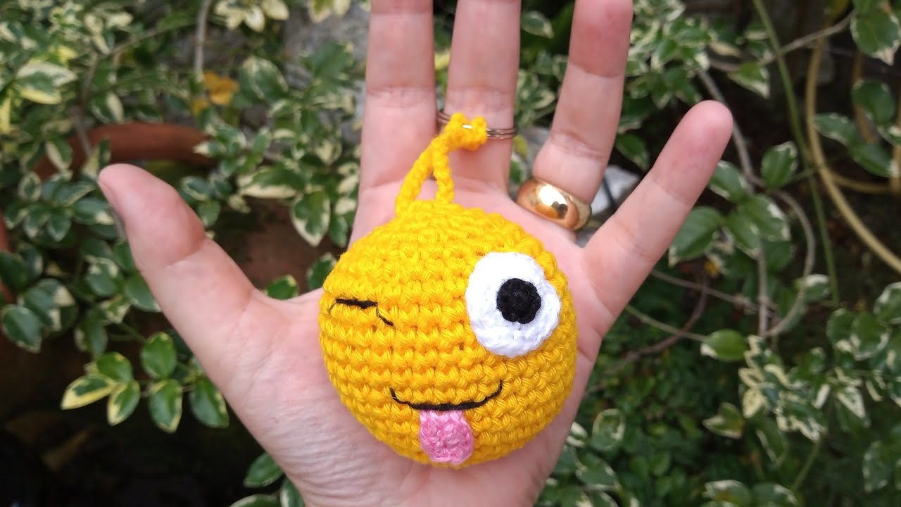 Chaveiro emoji de crochê