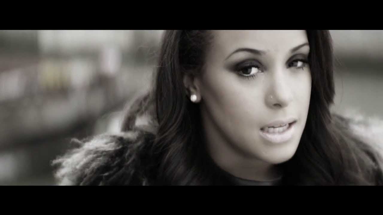 KIM - Mal à T'oublier (Clip Officiel)