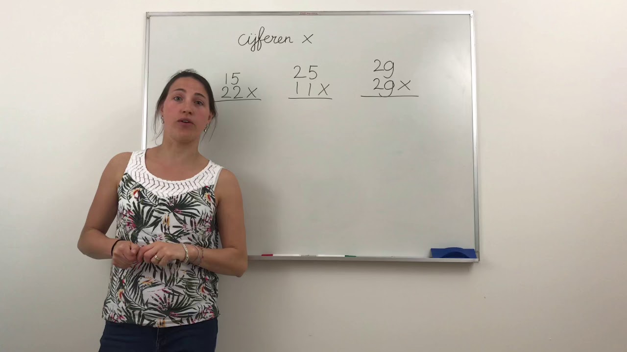 Juf Denise legt uit hoe je cijferend kunt vermenigvuldigen met tientallen