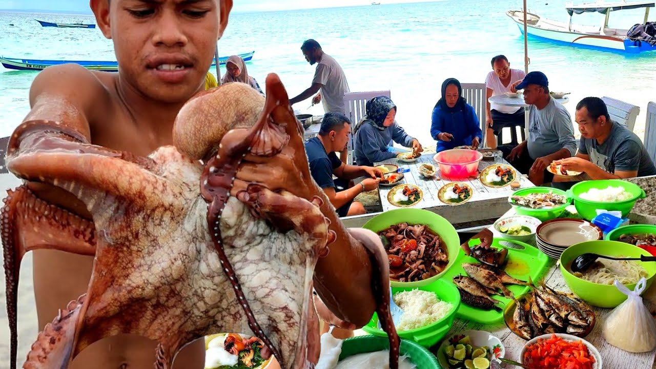 berburu Gurita Raksasa & Aneka Seafood, makan bersama diPantai bersama keluarga dari Kendari 🥰🐙🦞🐟