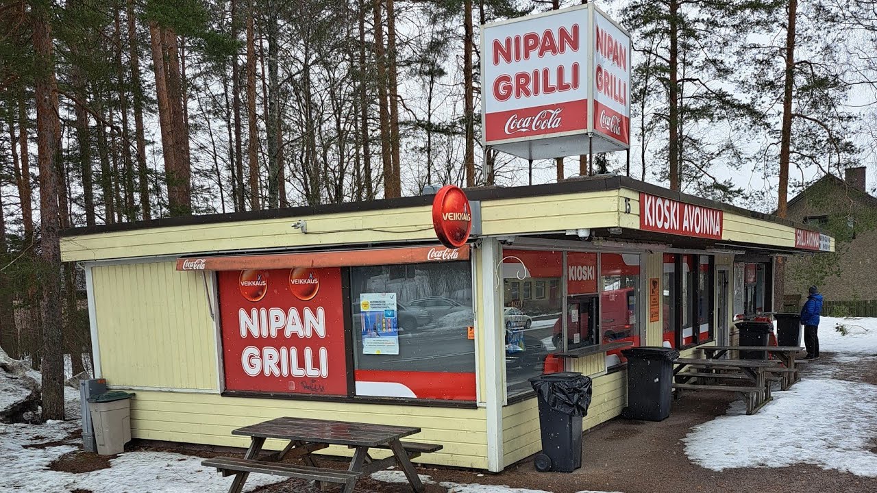 Testissä Kouvolalainen legenda. Nipan Grilli, isot makkaraperunat