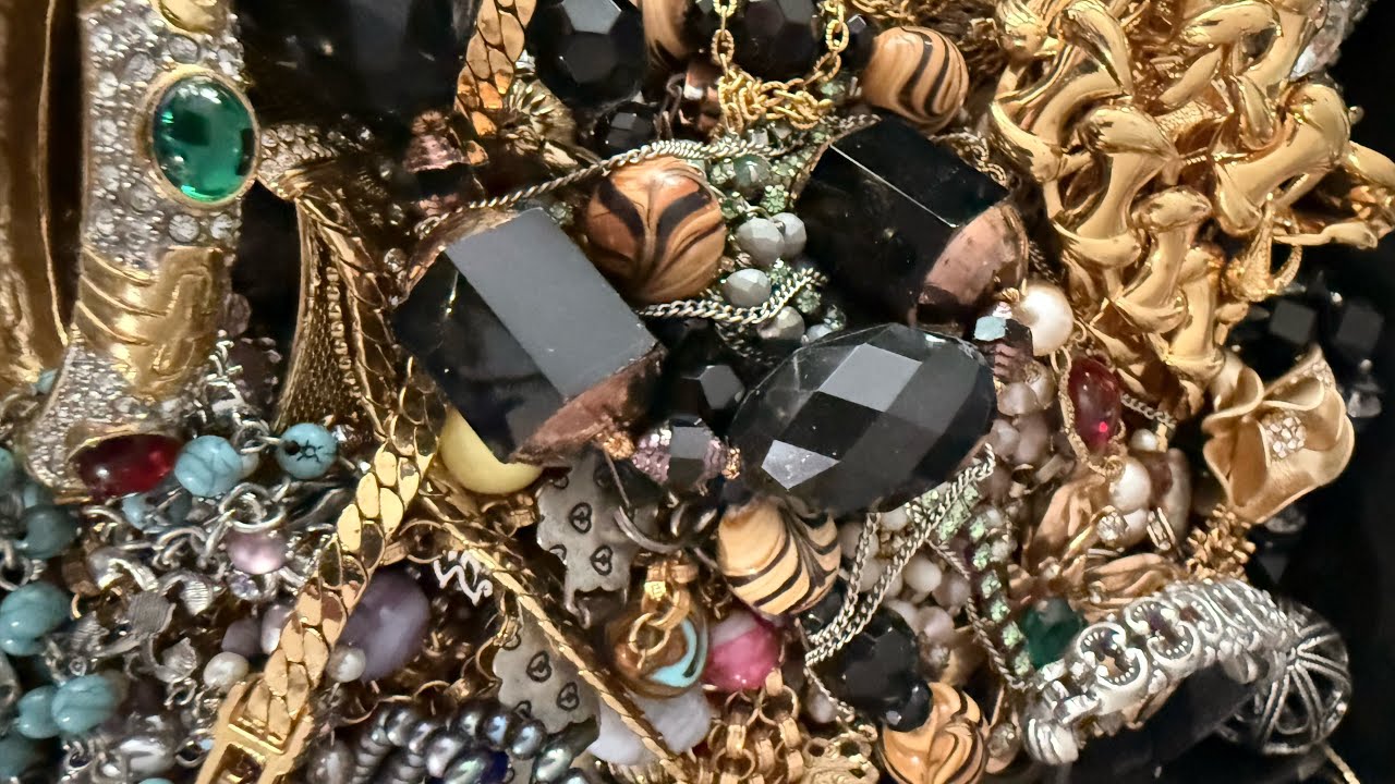 Planning on doing a live light box costume jewelry auction ! Need your input 🙏😵‍💫