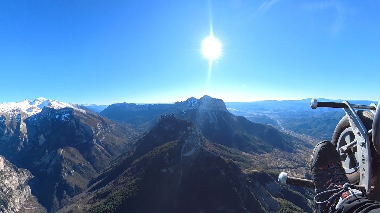 Vuelo en Paramotor por Peña Montañesa