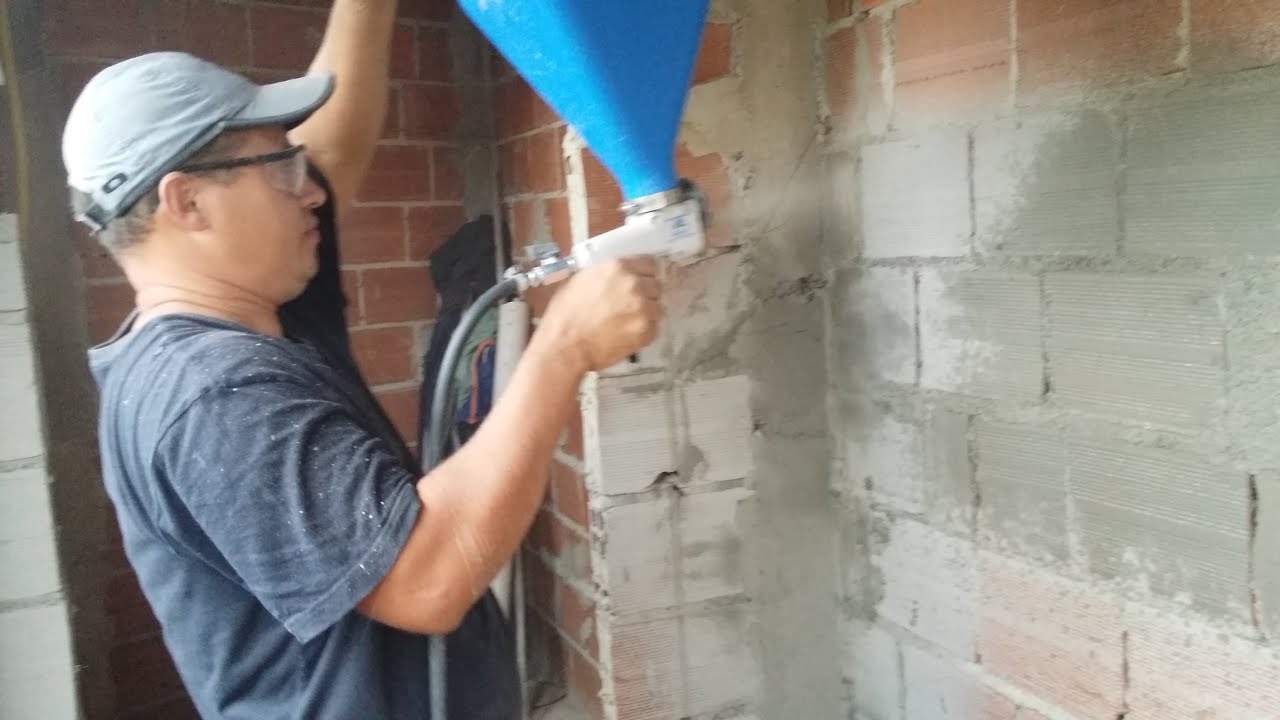 Chapisco parte 2  chapiscar assim, fica fácil (chapisco com pistola) - roughcast part 2 flicking