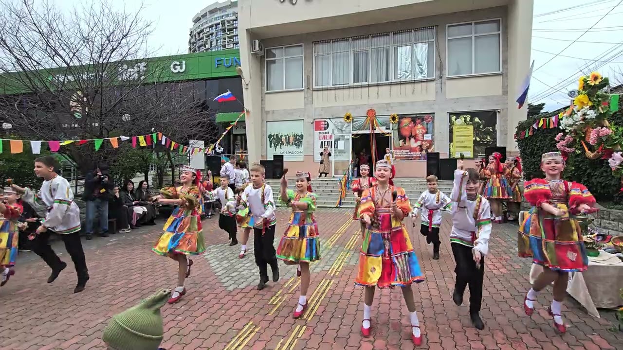 Танец «Русская потеха» на Масленице в Сочи.