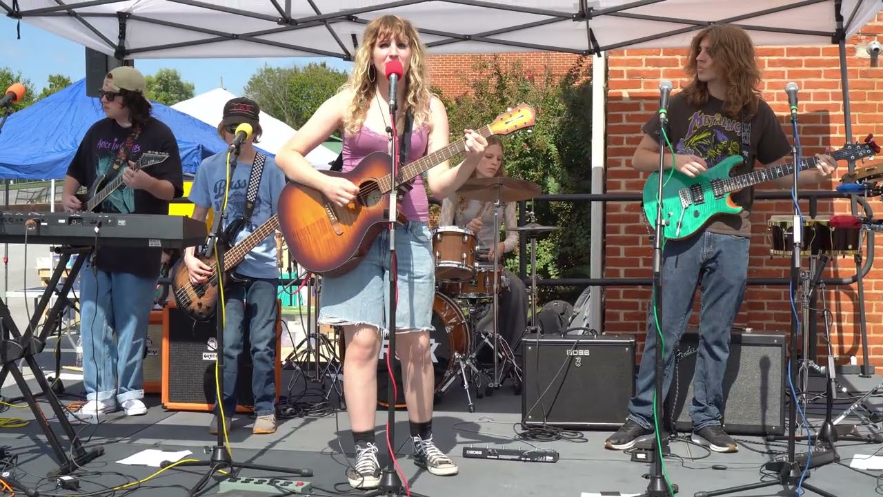 House Band Performs Ziggy Stardust