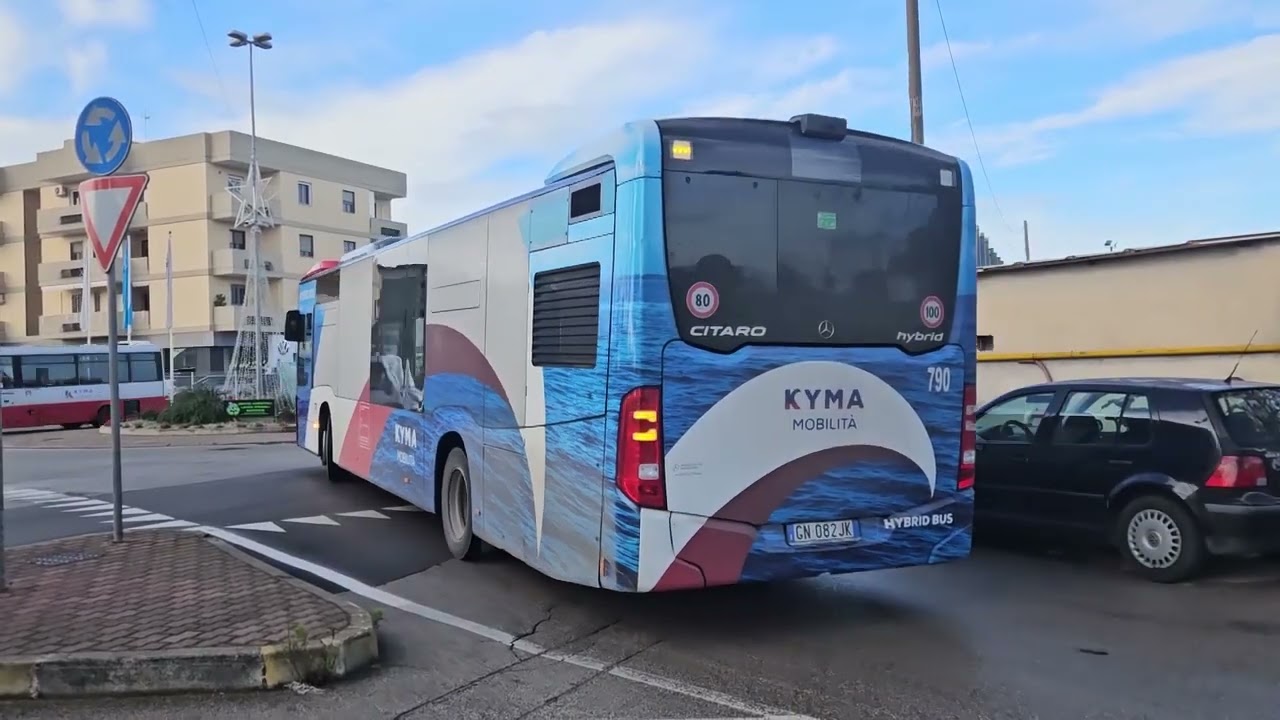 Vandalismo contro un autobus a Lido Azzurro