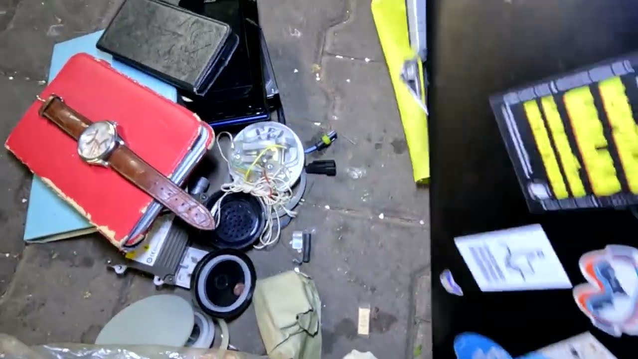 Tutaj wyrzucają do śmieci laptopy,tablety,telefony,drogie zegarki!SZOK!Wyrzucili tysiące złotych!