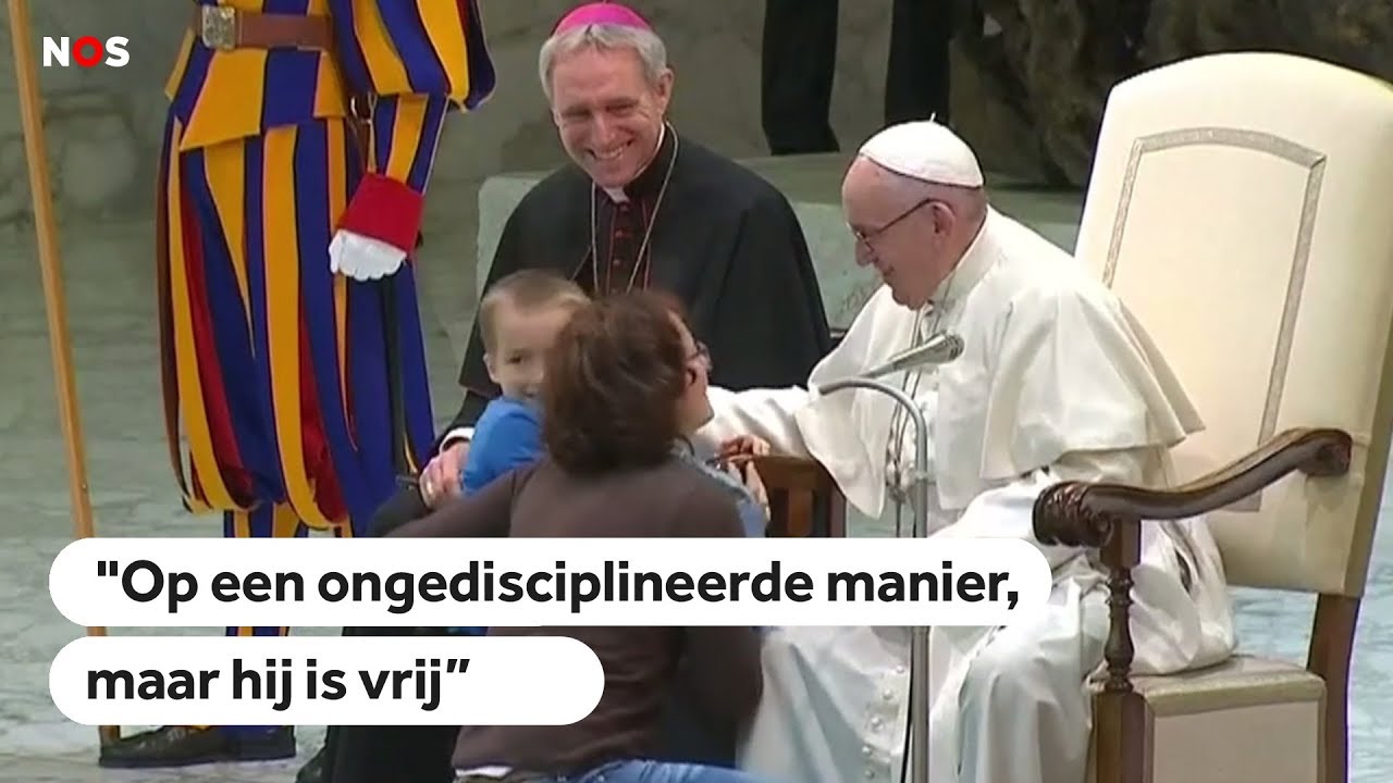 PAUS: Jongetje klimt podium op en verrast de paus