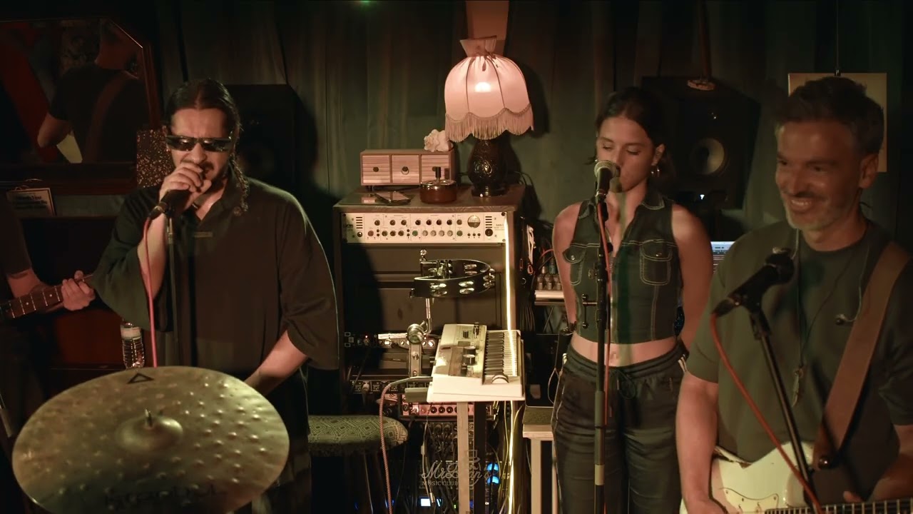 New Max - Como &eacute;s [Live at Mr. Bean's]