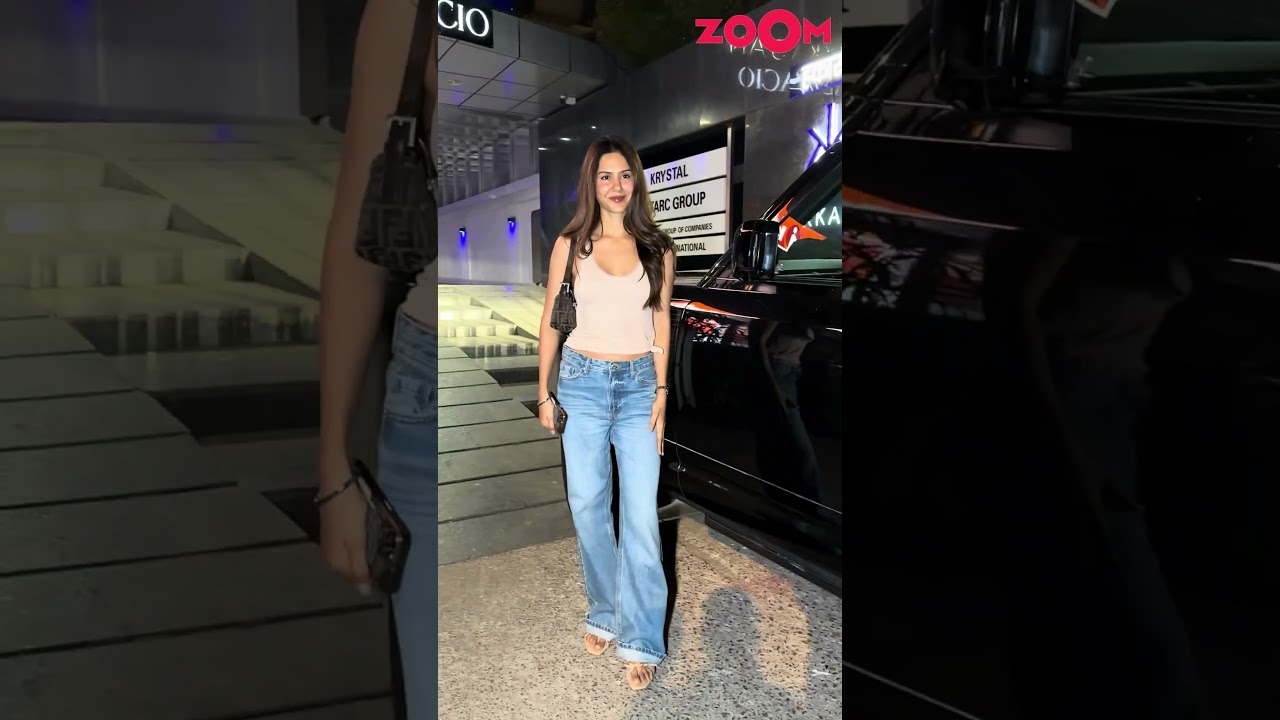 Sonam Bajwa says ‘Kya, wait?’ as paps ask her to wait for pictures #shorts #sonambajwa
