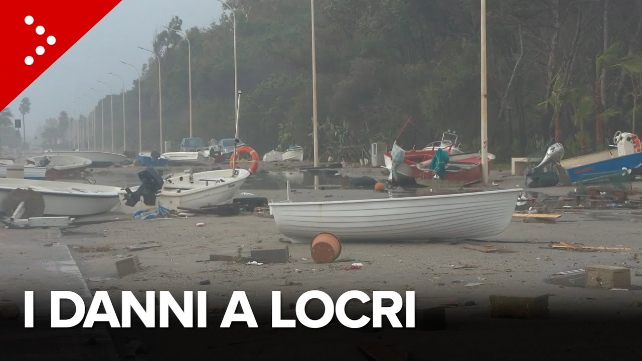 I danni della tempesta in Calabria: voragine si apre in strada a Locri. Barche trascinate via
