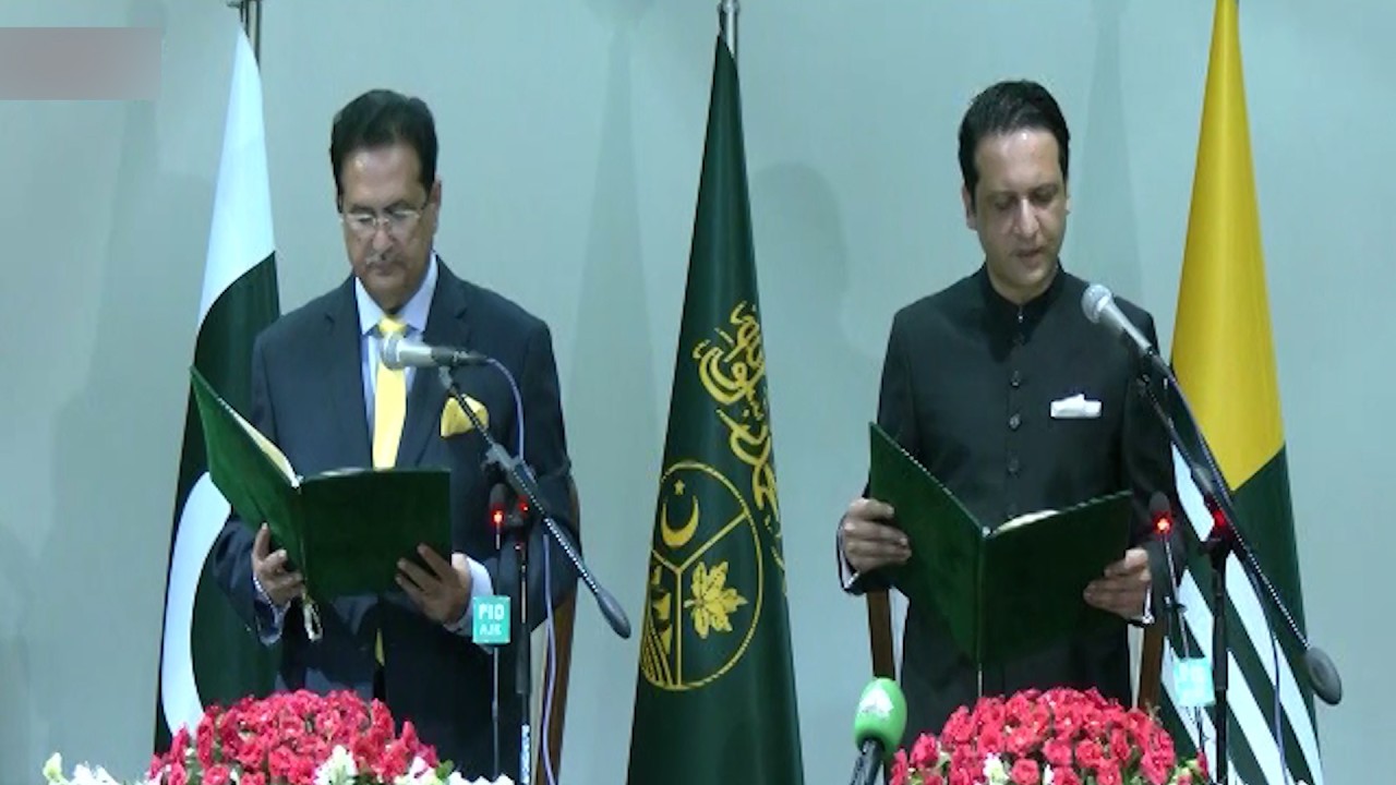 PML-N&rsquo;s Iftikhar Gillani takes oath as new AJK prime minister
