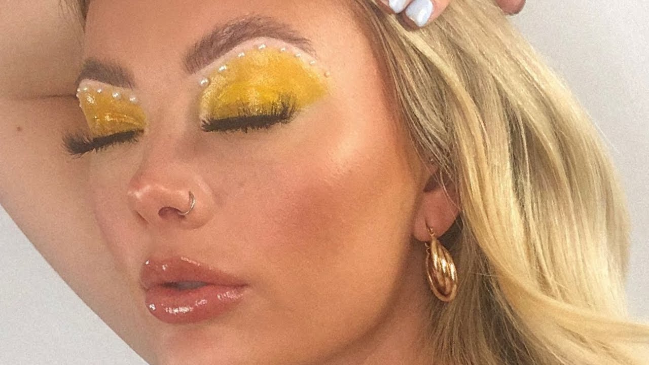 DREAMY GLASS GLOWY SKIN & A YELLOW GLOSSY EYELID TUTORIAL | AMY COOMBES