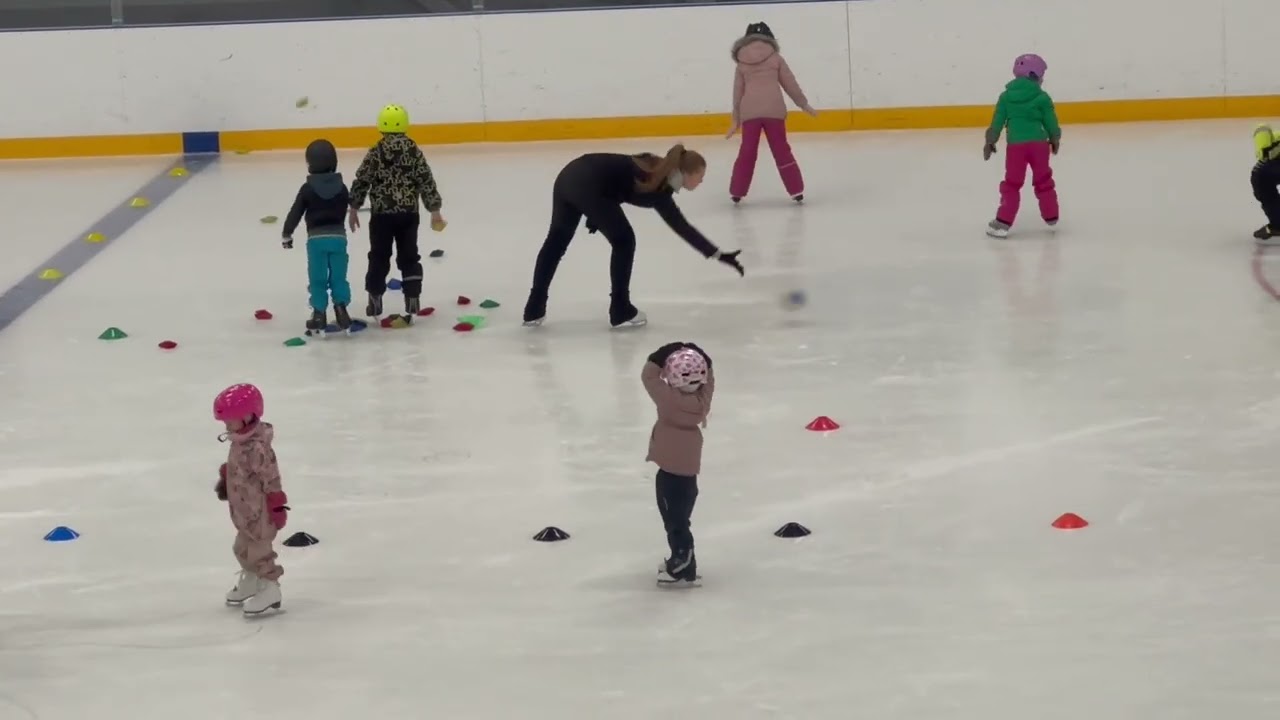 Как проходит первый урок катания на коньках ⛸️ Luistelukoulu в Финляндии