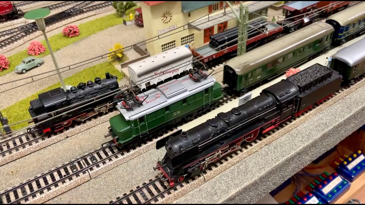 Märklin Vintage, BR01 (3048), E44 (3011) und BR81 (3031) fahren auf einer  M-Gleis Anlage  1964.