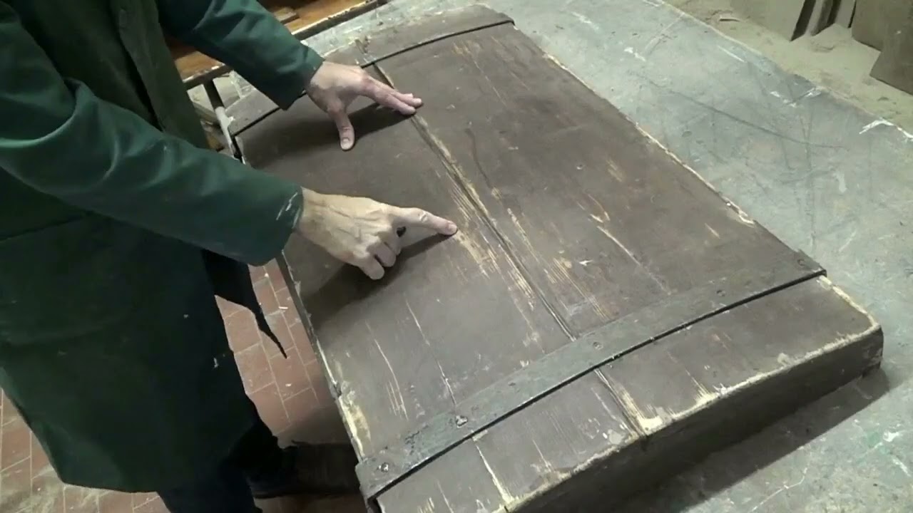 Restauro di un baule in legno: sverniciare con la pistola termica